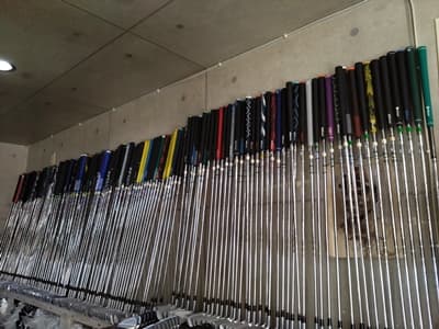ゴルフ工房HONEST店内、試打クラブの棚, testing clubs in HONEST